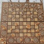 Schachtisch aus Holz mit Steinen