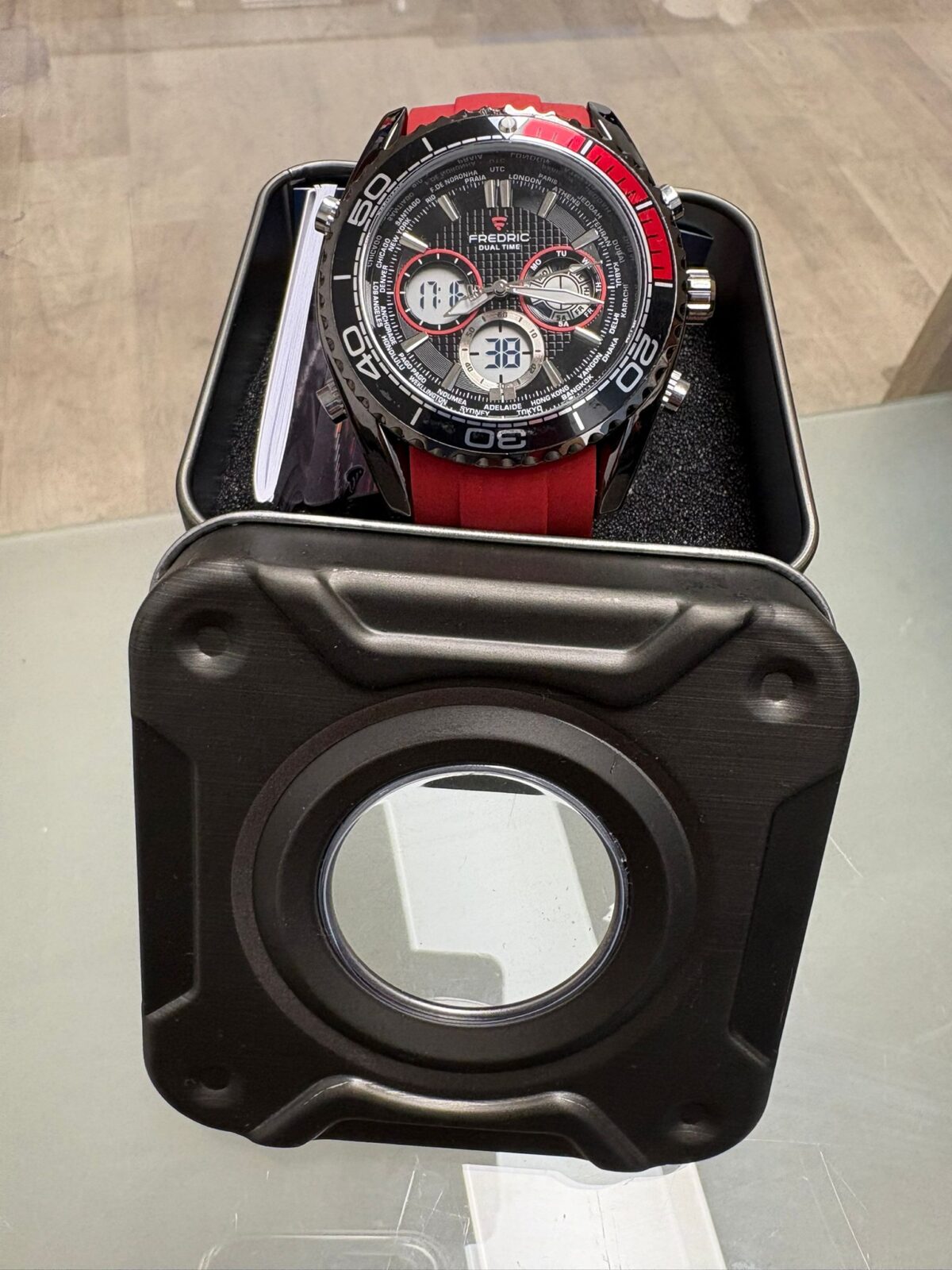 ساعة FREDRIC Dual Time رياضية كوارتز بسوار سيليكون أحمر