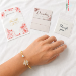 Offenes goldenes Kristallblumenarmband