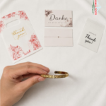 Offenes goldenes arabisches Kalligraphiearmband